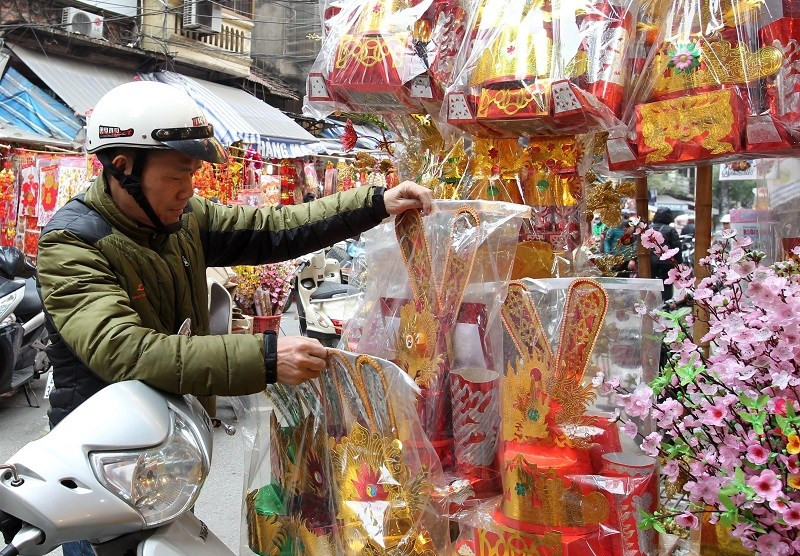Ese día, las personas queman ropa de papel, incluidos sombreros, túnicas y refuerzos, destinados a ser utilizados por los ​dioses en el viaje más allá. (Fuente: VNA)