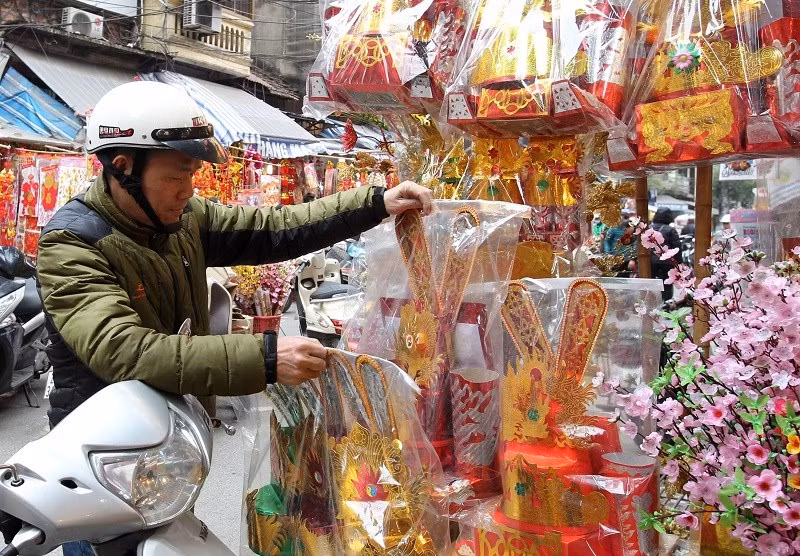 Ese día, las personas queman ropa de papel, incluidos sombreros, túnicas y refuerzos, destinados a ser utilizados por los ​dioses en el viaje más allá. (Fuente: VNA)