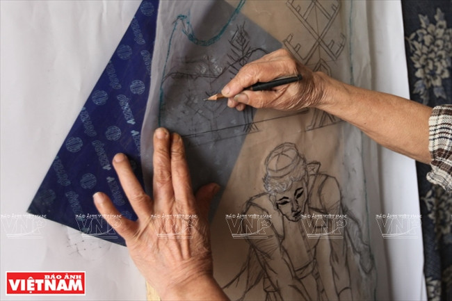 Utiliza papel carbón para 'imprimir' los detalles en la madera.