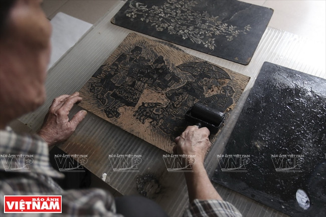 Cubre los grabados con tinta, antes de colocar papel en ese molde.