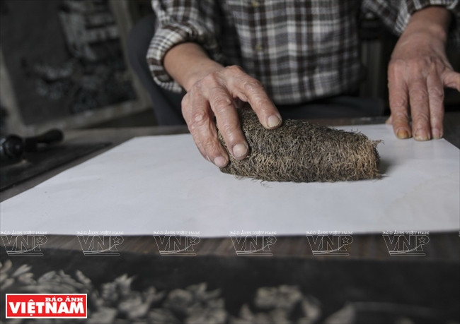 Al imprimir en el papel, el pintor roza una esponja vegetal sobre la superficie para garantizar que todos los detalles son impusos.