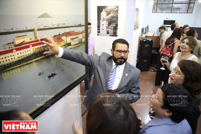 El diplomático presenta a los concurrentes paisajes, la gente y la cultura de su país. (Fuente: VNA)