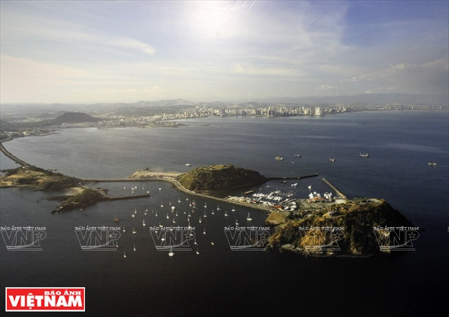 Las islas Naos, Perico y Flamenco, frente a la costa de la ciudad de Panamá. Estas estructuras naturales son conectadas por un alto dique de piedra construido en la edificación del canal. (Fuente: VNA)