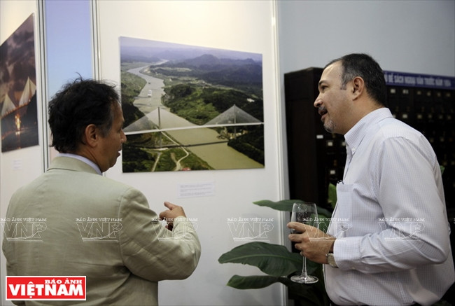 La exposición atrae la atención de visitantes extranjeros. (Fuente: VNA) 