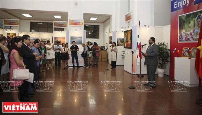 El embajador panameño, Servio Sammodio, habla en la inauguración del evento, que tiene lugar en la Biblioteca Nacional en Hanoi. (Fuente: VNA)