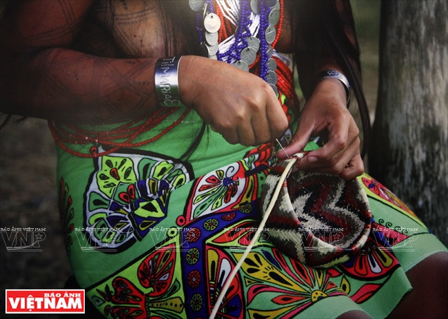 Indígena Emberá hace cesta de junco. (Fuente: VNA) 