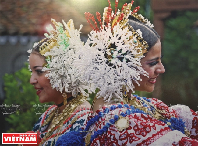 Muchachas con vestido nacional y fascinantes accesorios como flores de perla y peines de oro y cristal. (Fuente: VNA)
