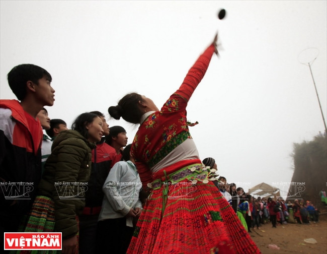 En Ta Xua, justamente en ocasiones de festivales de los Mong, los visitantes tienen la oportunidad de presenciar sus juegos tradicionales, como lanzar el balón pao, jugar a girar (Foto: Trong Chinh)