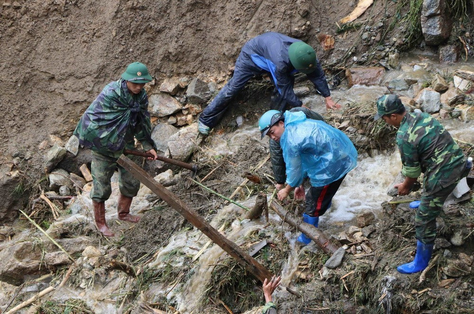 Los rescatistas llegaron a los sitios para buscar a las personas desaparecidas y ayudar a los residentes afectados a superar las consecuencias (Fuente: VNA)