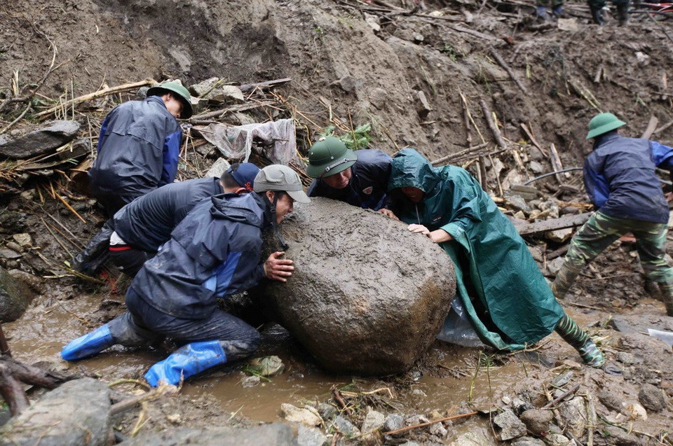 Brigadas de socorro se esfuerzan por remover los escombros (Fuente: VNA)