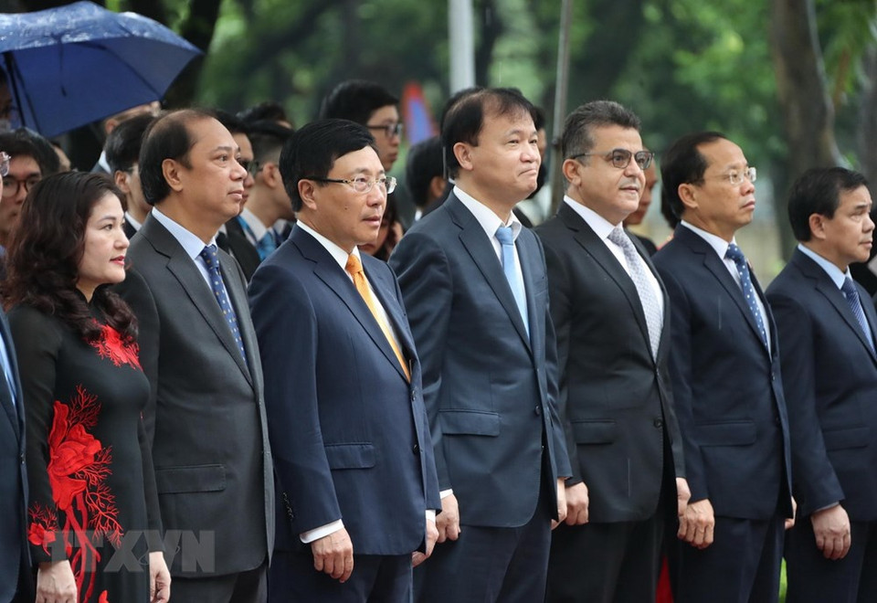 Viceprimer ministro y canciller, Pham Binh Minh, y los delegados asistieron a la ceremonia de izamiento de la bandera de la ASEAN (Foto: VNA)