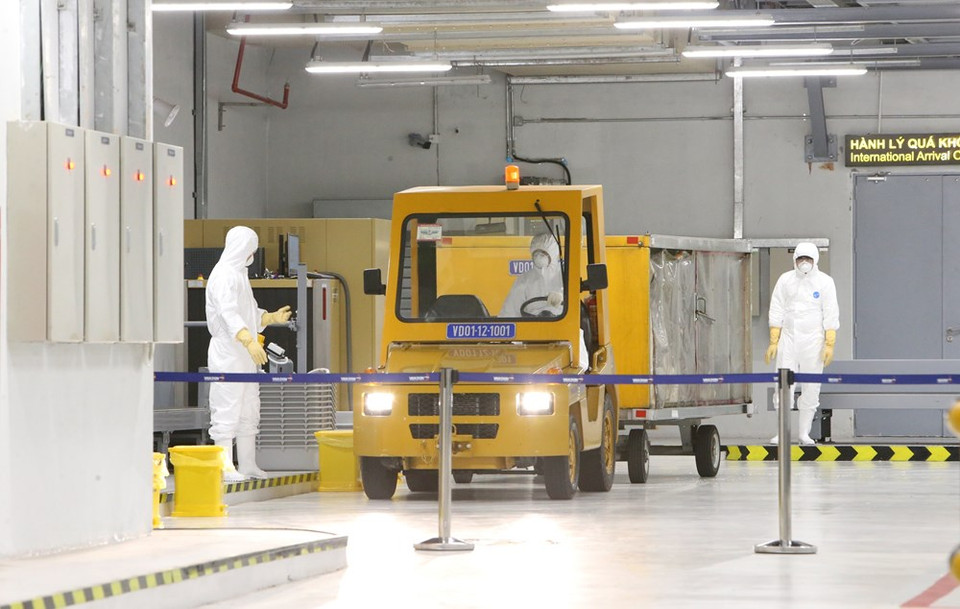 Los equipajes también fueron desinfectados y se pone en el área de aislamiento. (Foto: VNA)