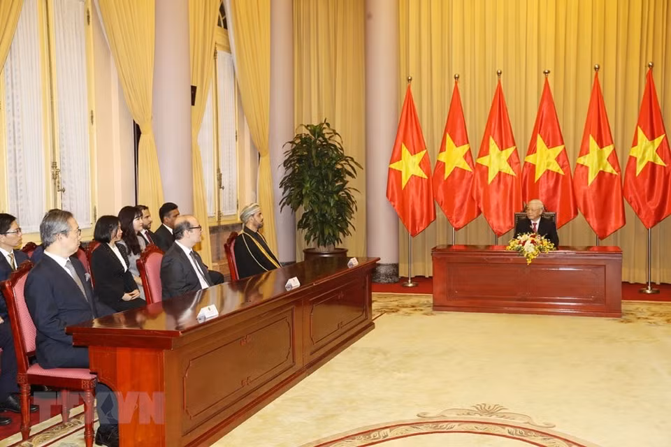 El Secretario General del Partido Comunista y Presidente Nguyen Phu Trong felicitó a los nuevos embajadores (Foto: VNA)