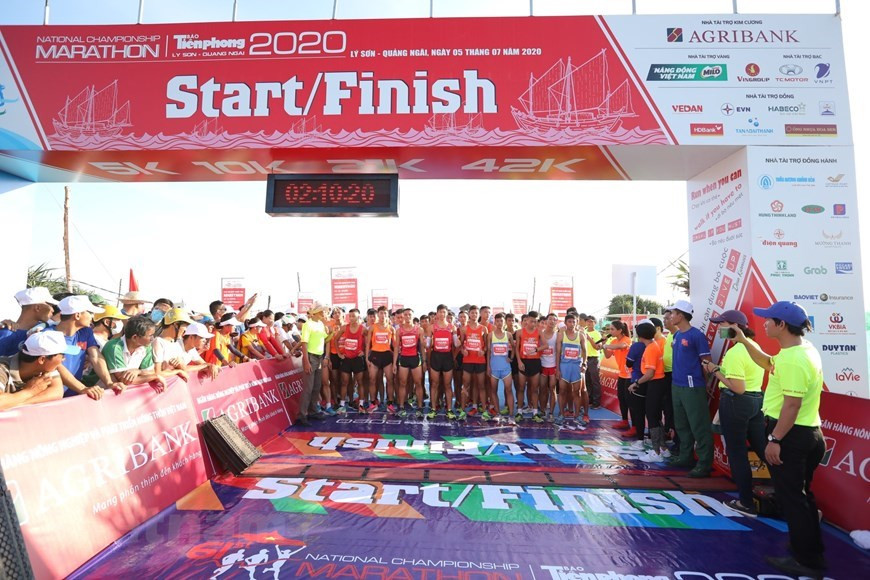 Los atletas profesionales compiten en cuatro distancias, incluidos 5 km, 10 km, 21 km y 42 km, mientras que los corredores aficionados se unen a eventos de 10 km, 21 km y 42 km (Foto: Vietnam +)