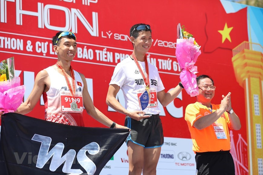 Los atletas corren por una hermosa pista al lado del mar (Foto: Vietnam +)