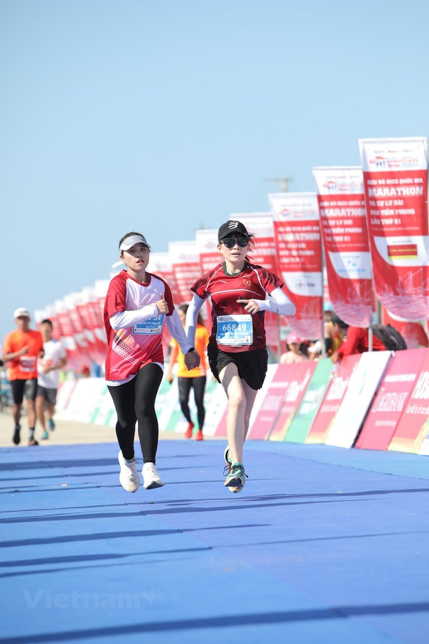 Los atletas corren por una hermosa pista al lado del mar (Foto: Vietnam +)