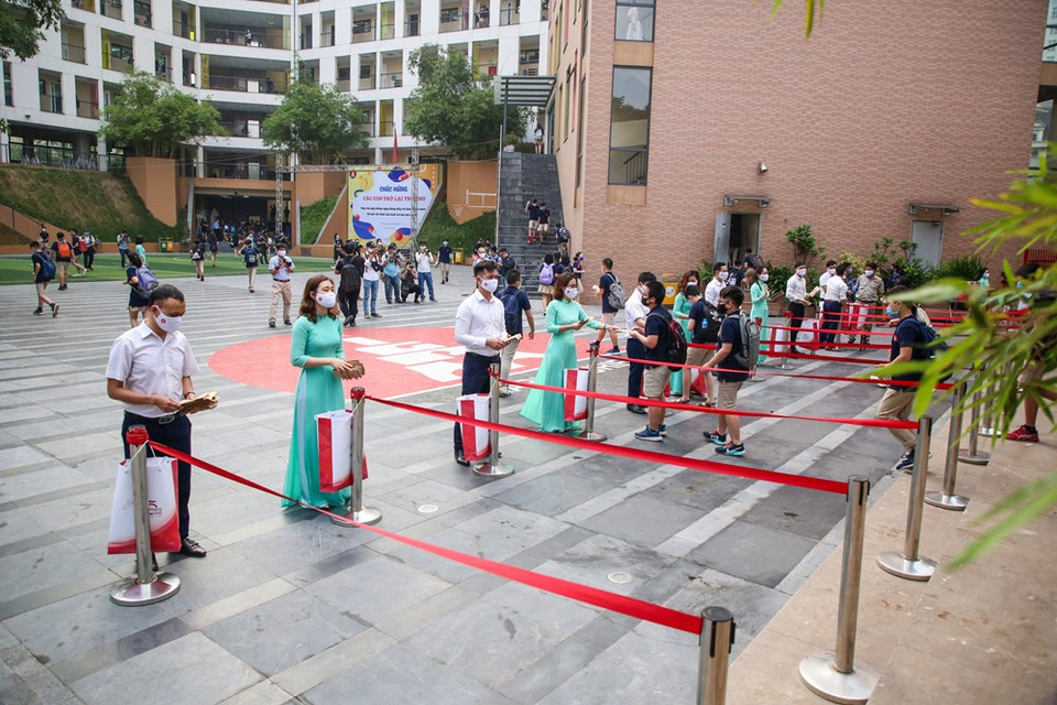 Los maestros dieron la bienvenida a los alumnos en la Escuela Intermedia Marie Curie (Foto: VNA)