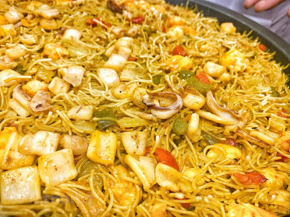 La tapa es un plato tradicional muy popular en España. Tapa es el pequeño bocado de comida, servido generalmente sobre una rodaja de pan, con la que tradicionalmente se acompaña a la bebida en los bares y tascas de España. (Foto: Vietnam +)