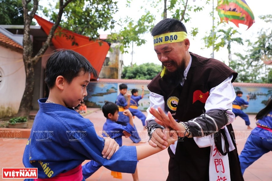 El maestro Nguyen Khac Phan instruye a sus alumnos (Foto: VNA)