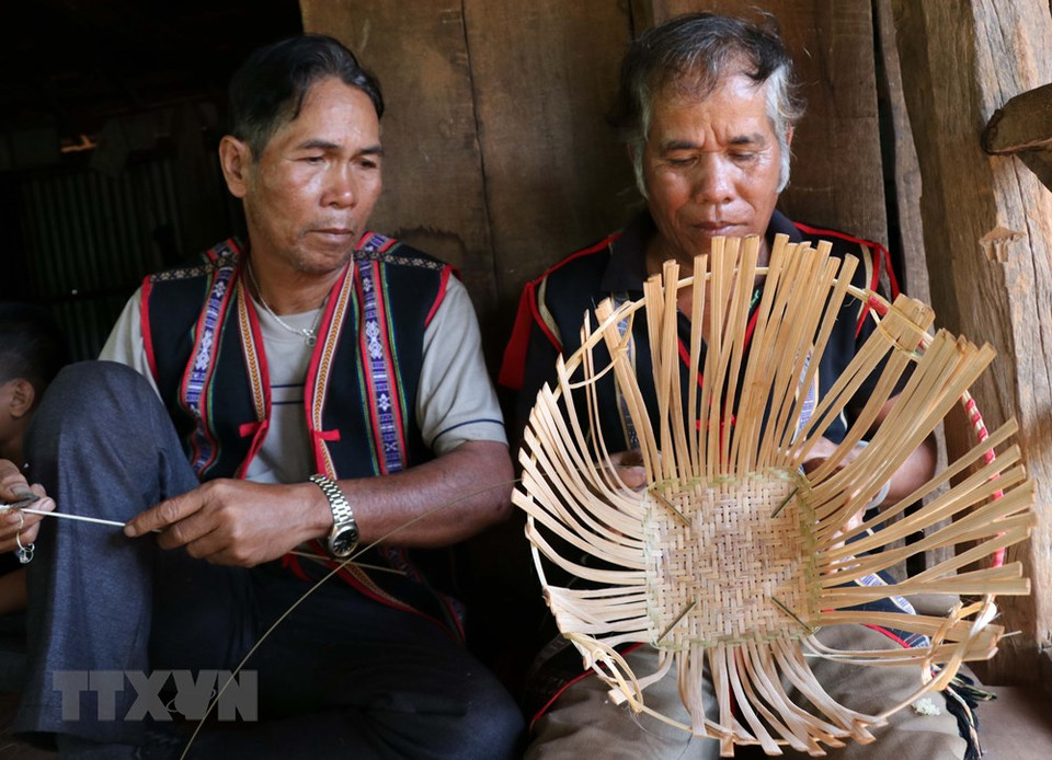 Cestas son elaborados por los hombres de la aldea (Foto: VNA)