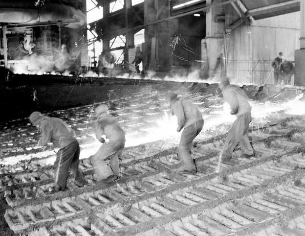 Los trabajadores de la empresa de acero Thai Nguyen en 1966. (Foto: Tran Phac / VNA)