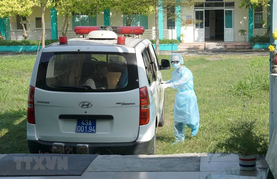 Ambulancia que traslada a casos de sospechosos de infectados por nCoV en el Hospital de Enfermedades Pulmonares en Da Nang. (Foto: VNA)