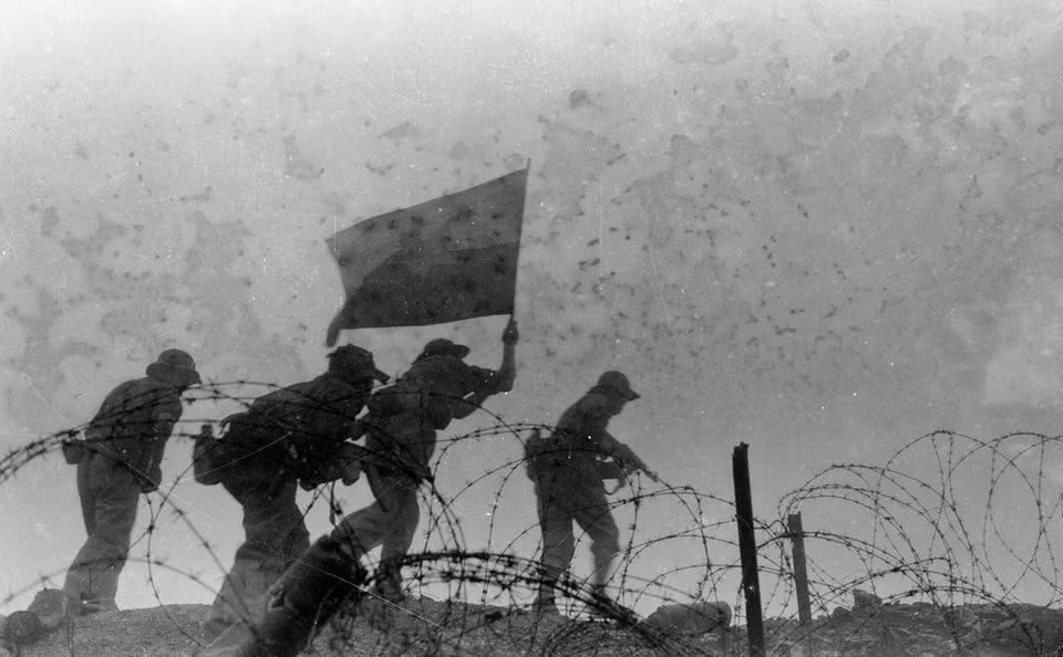 Los soldados del Ejército Popular de Vietnam ondean el 30 de marzo de 1972 la bandera de victoria en el bunkers de enemigos en un punto 365 en la provincia central de Quang Tri. (Foto: VNA)