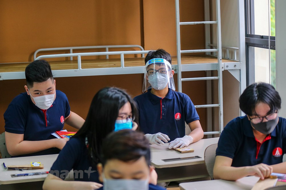 Durante el primer período del lunes por la mañana (4 de mayo), los maestros informaron a los estudiantes sobre medidas preventivas a COVID-19. Al mismo tiempo, se supervisarán regularmente la salud de los estudiantes en la escuela. (Foto: Minh Son / Vietnam +)
