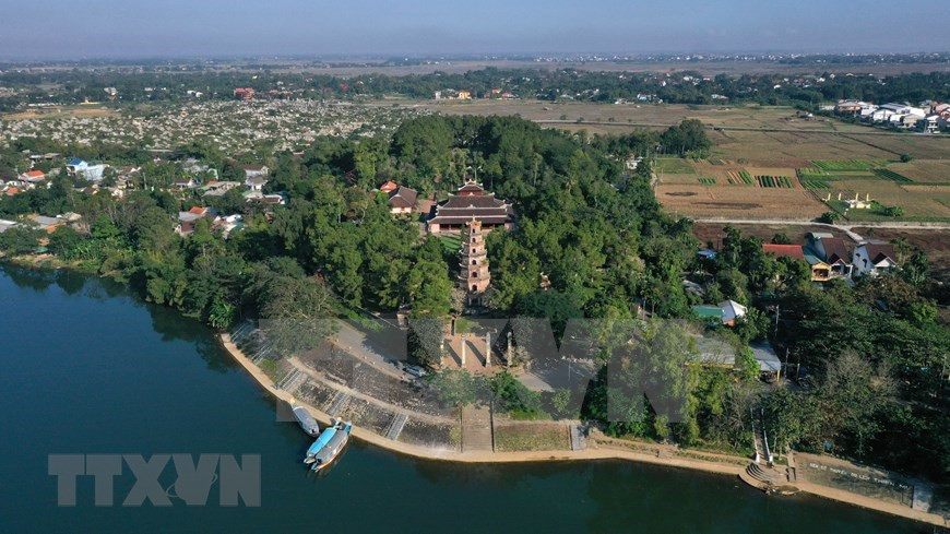 La pagoda Thien Mu (también conocida como Linh Mu) se encuentra en la colina Ha Khe, en la orilla norte del río Huong, en la comuna Huong Long, a unos 5 km del centro de la ciudad de Hue, provincia de Thua Thien - Hue (Foto: VNA )
