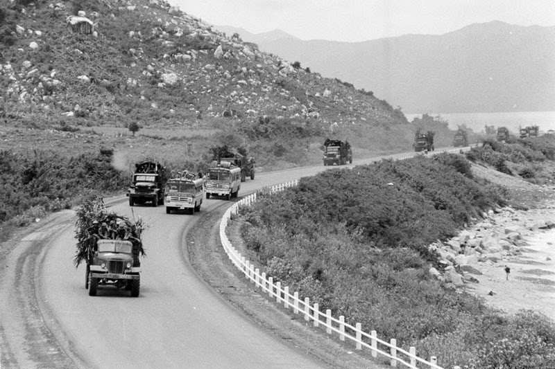 Desde finales de 1973, el PCV decidió expandir la ruta estratégica de Truong Son, luego llamada Ho Chi Minh, para suministrar municiones, alimentos, medicinas y otros artículos de necesidad al frente del Sur. Entre 1973 - 1974, casi 200 mil soldados, decenas de miles de jóvenes voluntarios y técnicos del norte avanzaron hacia el sur para participar en la lucha por la reunificación nacional. (Foto: VNA)