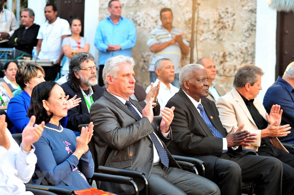 El presidente cubano, Miguel Díaz-Canel, el titular de la Asamblea Nacional Esteban Lazo y Truong Thi Mai en la ceremonia de inauguración de la 29 Feria Internacional del Libro de La Habana. (Foto: VNA)