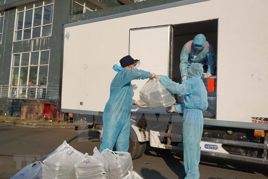 Tres veces al día, los trabajadores en la zona de cuarentena en Ciudad Ho Chi Minh reciben comidas preparadas por Saigon Co.op (Foto: VNA)