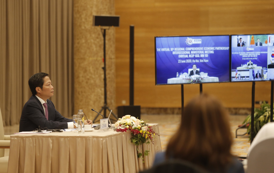 El Ministro de Industria y Comercio de Vietnam, Tran Tuan Anh, preside la reunión de RCEP de forma virtual. (Foto: VNA)