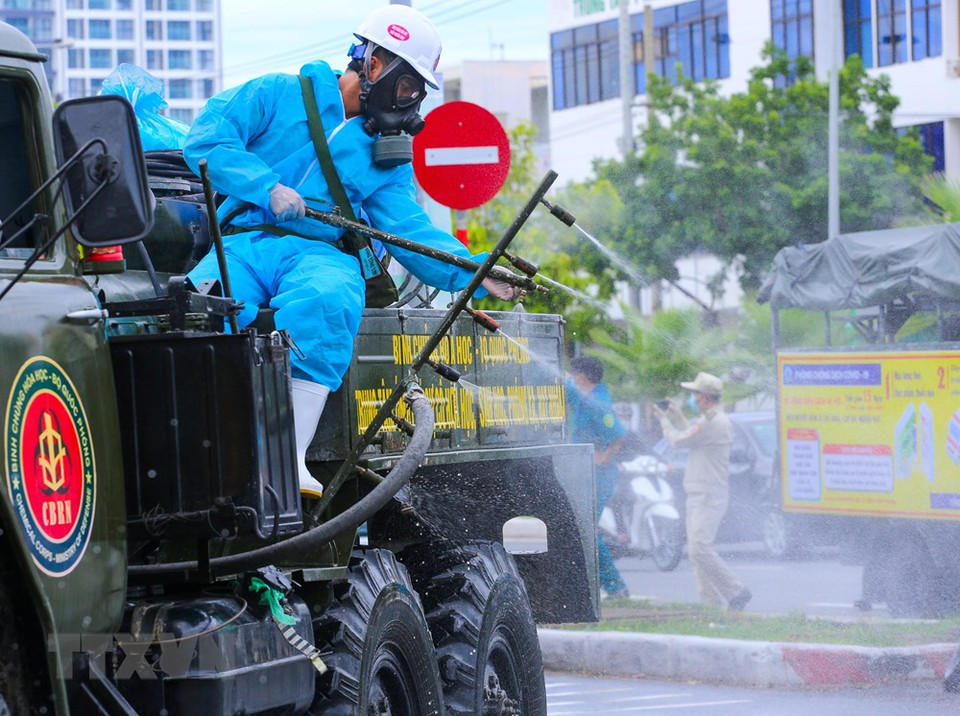 Militares de defensa química desinfectan calles del distrito de Son Tra para evitar el contagio del coronavirus. (Foto: VNA)