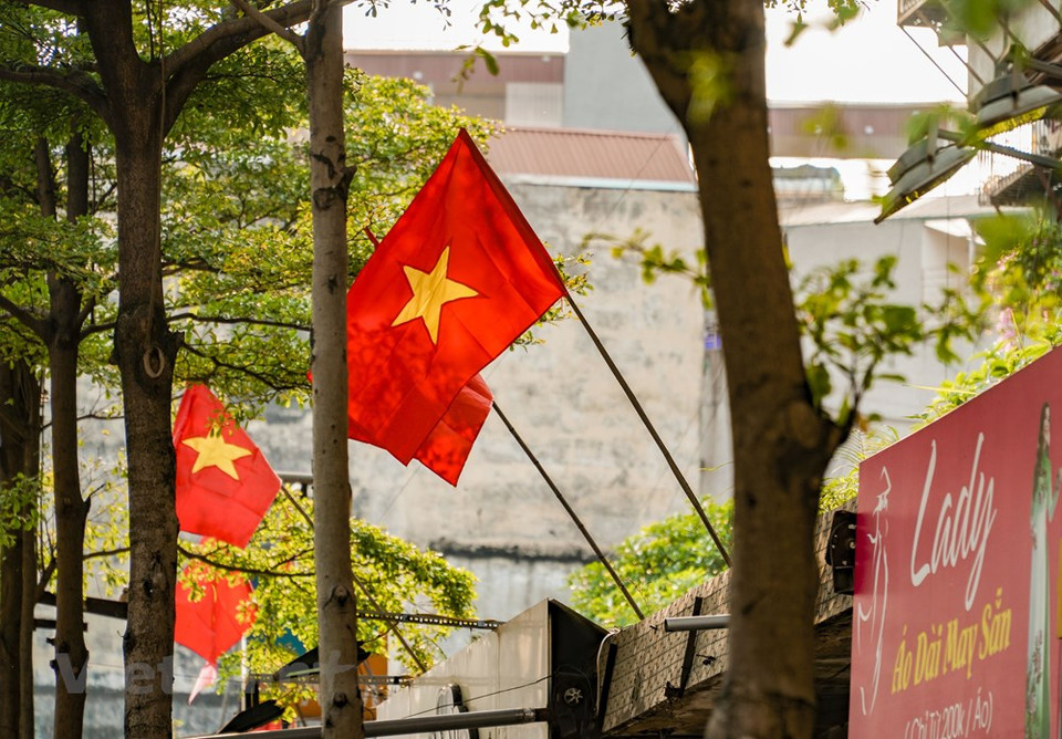 Hanoi celebra el 45 aniversario de la Liberación de Vietnam del Sur y la Reunificación del país con banderas y pancartas (Foto: VNA)