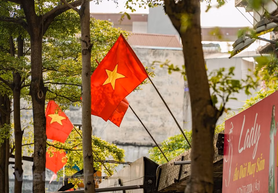 Hanoi celebra el 45 aniversario de la Liberación de Vietnam del Sur y la Reunificación del país con banderas y pancartas (Foto: VNA)
