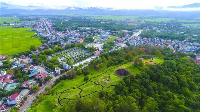 La colina A1, el sitio de una feroz lucha en el valle de Dien Bien Phu, ahora ha sido cubierta de vegetación (Foto: VNA)