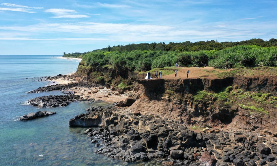 El cabo Treo está a unos 30 metros de la superficie del mar, donde se eligen las parejas como lugar para las fotos de su boda. (Foto: VNA)