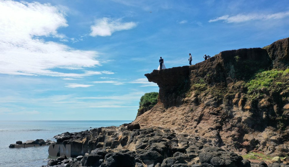 Cabo Treo está a unos 30 metros de la superficie del mar, donde se eligen las parejas como lugar para las fotos de su boda. (Foto: VNA)