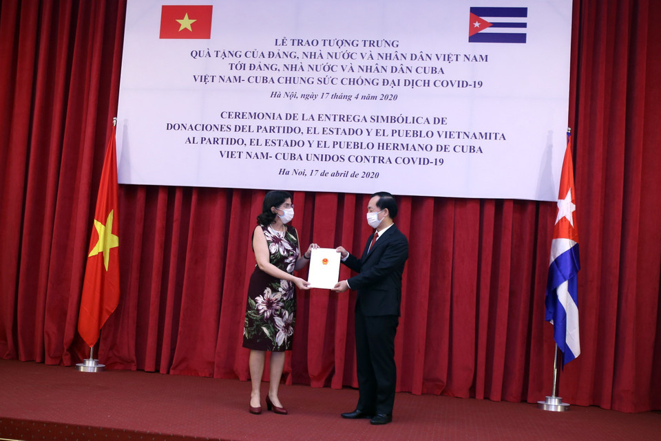 El ministro de Construcción y copresidente de la Comisión Intergubernamental Vietnam-Cuba, Pham Hong Ha, entregó la carta del Secretario General del Partido Comunista y presidente Nguyen Phu Trong a la embajadora cubana Lianys Torres. (Foto: VNA)