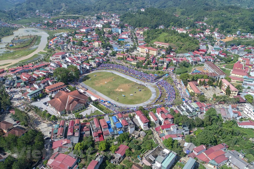 El pueblo de Bac Ha, en el distrito homónimo de la provincia norteña montañosa de Lao Cai, está ubicado a una altitud de más de mil metros sobre el nivel del mar y a unos 60 kilómetros al sureste de la ciudad de Lao Cai, cabecera provincial. El clima aquí es templado durante todo el año y es un destino turístico popular en el Norte de Vietnam. Bac Ha gana su fama por su mercado al aire libre todos los domingos, que no solo es un lugar comercial, sino también un espacio para el intercambio cultural entre los pobladores de esta región. (Foto: Vietnam+)