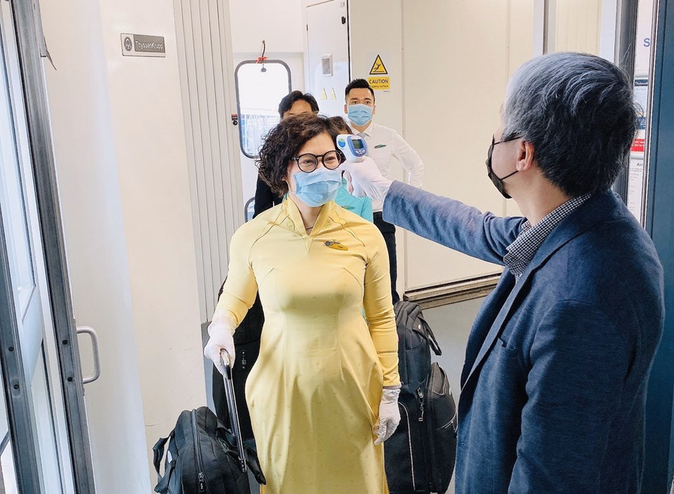 Se controla la temperatura corporal de todos los miembros de la tripulación antes de abordar (Foto: cortesía de Vietnam Airlines)