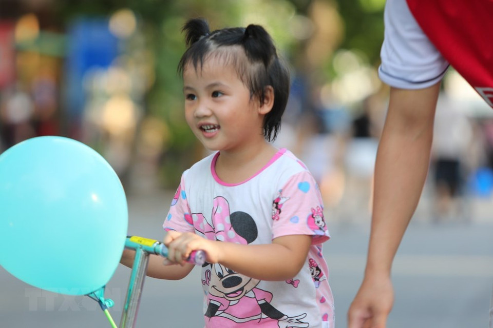 Los niños participan en las actividades recreativas en las calles peatonales en el caso antiguo capitalino. (Foto: VNA)