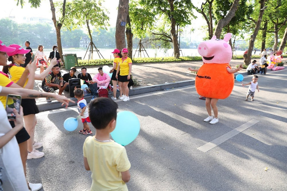 Los niños participan en las actividades recreativas en las calles peatonales en el caso antiguo capitalino. (Foto: VNA)