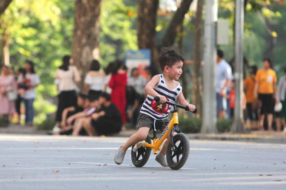 Los niños participan en las actividades recreativas en las calles peatonales en el caso antiguo capitalino. (Foto: VNA)