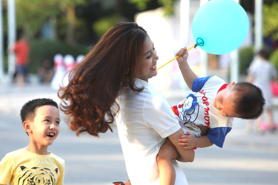 Los niños participan en las actividades recreativas en las calles peatonales en el caso antiguo capitalino. (Foto: VNA)