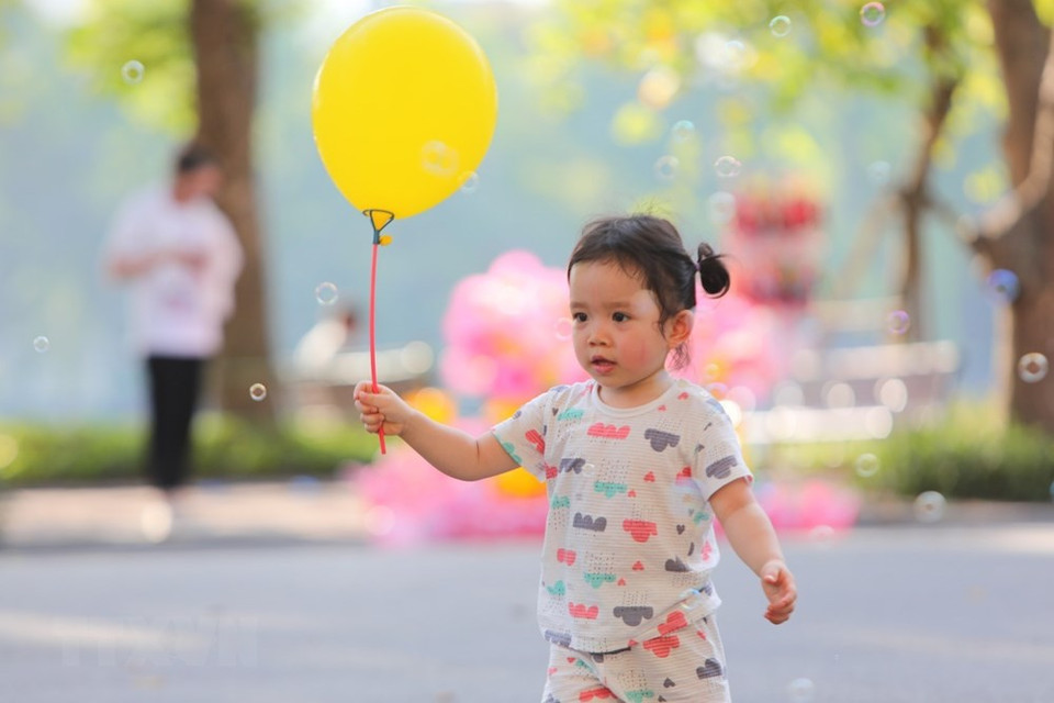 Los niños participan en las actividades recreativas en las calles peatonales en el caso antiguo capitalino. (Foto: VNA)