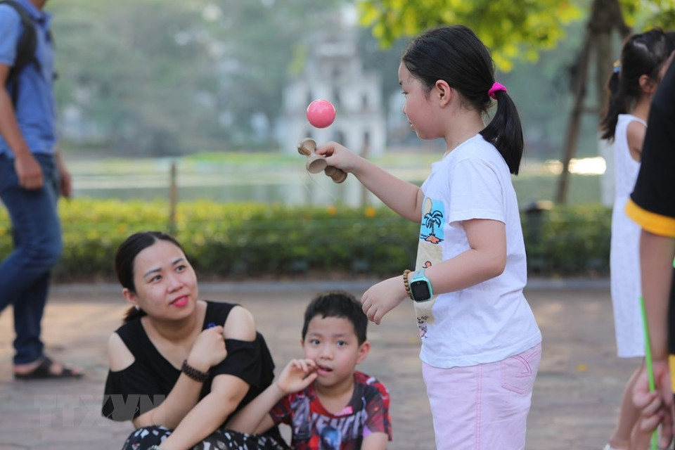 Los niños participan en las actividades recreativas en las calles peatonales en el caso antiguo capitalino. (Foto: VNA)