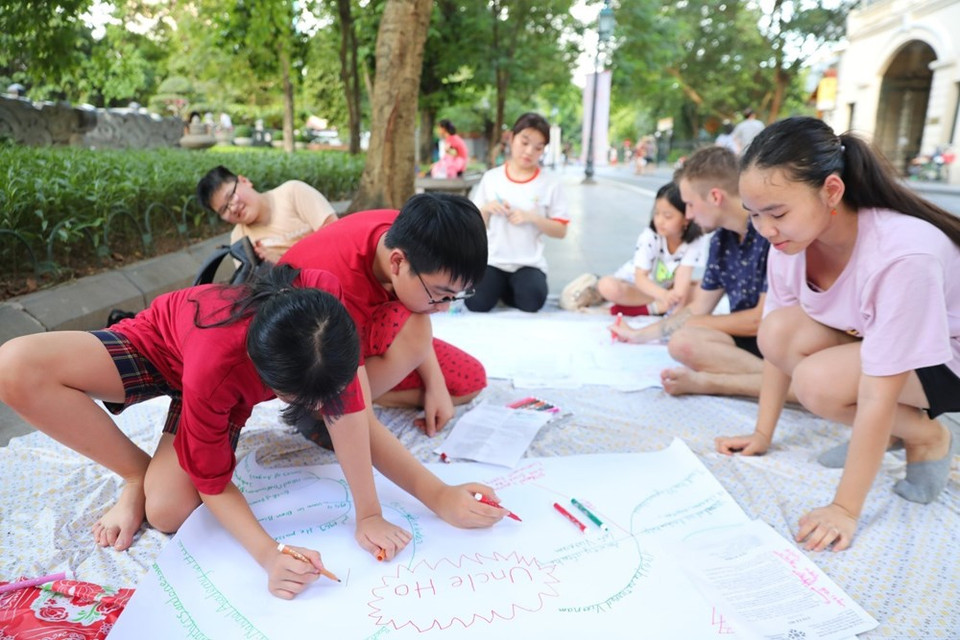 Los niños participan en las actividades recreativas en las calles peatonales en el caso antiguo capitalino. (Foto: VNA)
