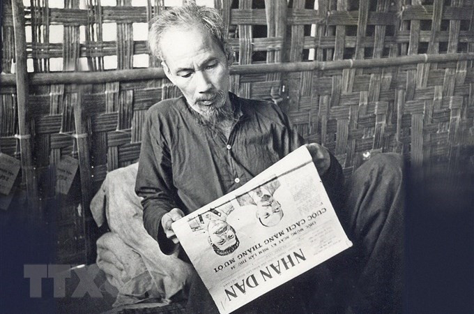 El Presidente Ho Chi Minh no solo era periodista, sino también un fiel lector de la prensa nacional e internacional. En la foto: Ho Chi Minh leyó el periódico en el campo de batalla de Viet Bac en 1951. (Foto: Archivo/VNA)